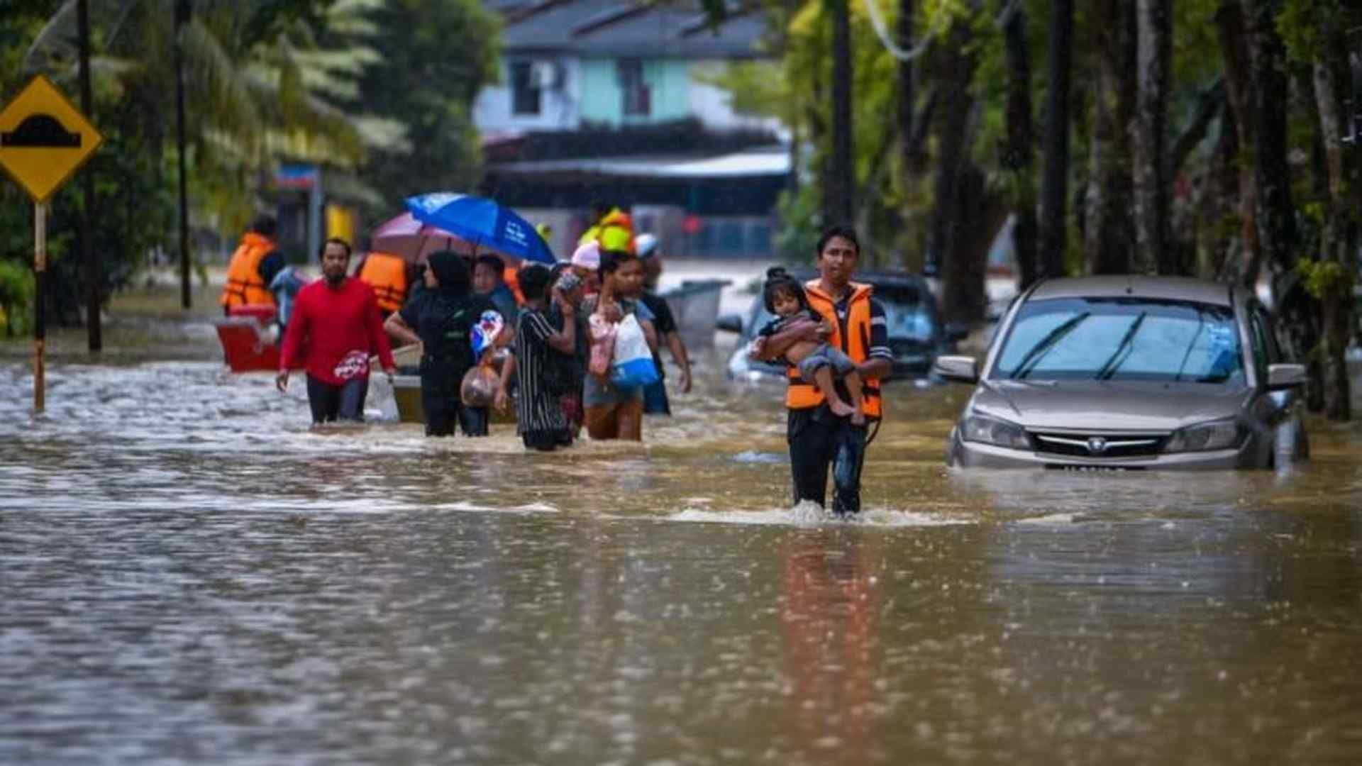 Malaysia Flood People Walking Through Flooded Streets 