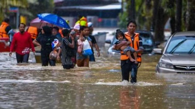 Malaysia Flood People Walking Through Flooded Streets 
